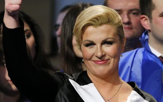 Tổng thống Croatia bị người đẹp “phế ngôi”
