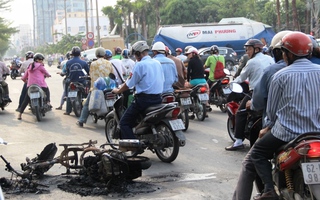 Xe tay ga bốc cháy giữa đường