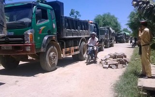 Dân vác cầu thang, xe đạp ra chặn xe tải chở đất phá đường
