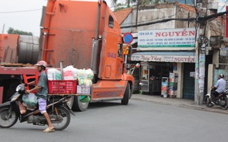 Thót tim nhìn cảnh vào cua của container sát rạt nhà dân