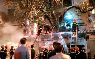 Hà Nội: Cháy nhà 4 tầng vắng chủ trên phố Hàng Mã
