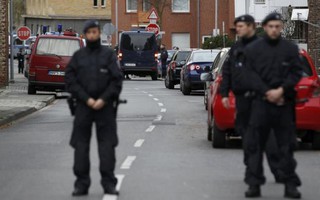Vụ khủng bố Paris: Còn 2 nghi phạm chạy trốn