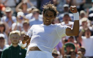 Federer ra oai, Nadal đáp trả ở Wimbledon