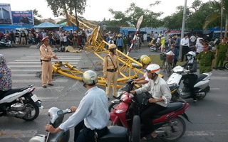 Cần cẩu đổ sập xuống đường, 4 người thương vong