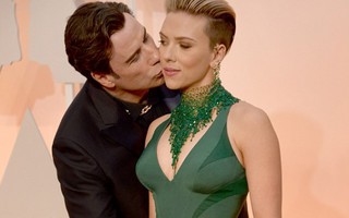 John Travolta hôn Scarlett Johansson trên thảm đỏ