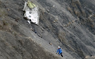 Germanwings 4U9525: Một phi công “bị nhốt ngoài buồng lái”