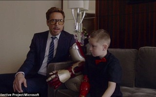 “Người sắt” Robert Downey Jr. tặng tay giả cho “fan nhí”