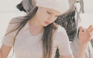 Ngắm Angelina Jolie xinh tươi tuổi 18