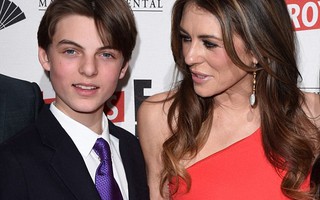 Liz Hurley sánh bước cùng con trai trên thảm đỏ