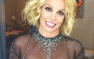 Britney Spears tươi rói khoe giải thưởng