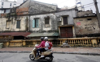 Báo Anh gọi vỉa hè Việt Nam là nhà vệ sinh công cộng