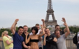 Nữ nghệ sĩ bị bắt vì khoả thân gần tháp Eiffel