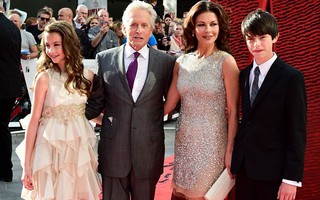 Gia đình Michael Douglas nổi bật thảm đỏ phim “Người kiến”