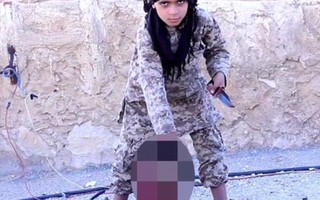 IS tung clip bé trai chặt đầu tù nhân Syria