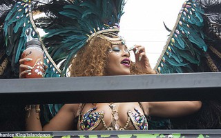 Rihanna “mặc như không” tại lễ hội ở quê nhà