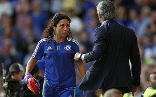 HLV Mourinho bị "ném đá" vì trút giận lên nữ bác sĩ Chelsea