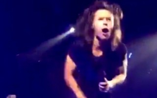 Harry Styles lại bị ném trúng chỗ “nhạy cảm” khi đang hát