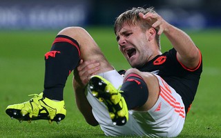 Kinh hoàng cảnh Shaw gãy đôi chân trong trận M.U thua ngược PSV