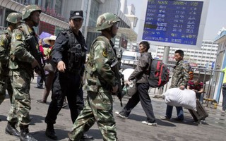 Trung Quốc dùng súng phun lửa tiêu diệt “khủng bố” Tân Cương