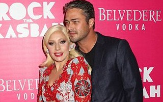 Lady Gaga thân mật bên chồng sắp cưới trên thảm đỏ