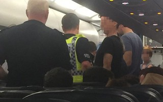 Nổi điên cắn người trên máy bay vì nuốt 80 viên cocaine