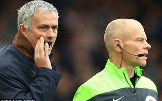 Nổi điên với trọng tài, HLV Mourinho bỏ họp báo