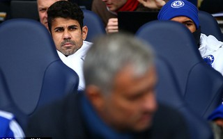 Không được ra sân, Costa ném áo dằn mặt Mourinho