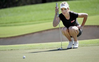 Nữ golf thủ quyến rũ gây sốt mạng xã hội