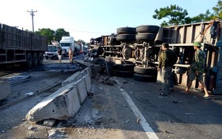 Xe tải gây tai nạn kinh hoàng, 4 người thương vong