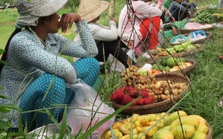 Mộc mạc phiên chợ gánh trên “nóc nhà miền Tây”