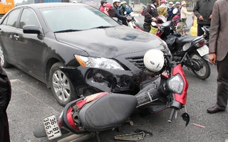 “Xế hộp” Camry tông xe máy, 2 thanh niên văng xuống đường