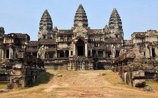 Ra tòa vì chụp ảnh “khoe mông” ở Angkor