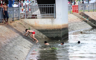 Rùng mình trẻ nhỏ nhảy cầu xuống kênh Tàu Hủ!