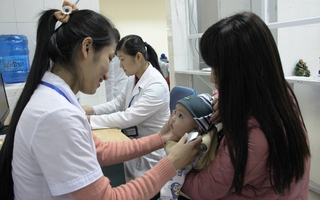 Hà Nội: Trẻ tiêm vắc-xin trong giá rét