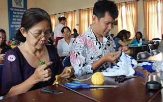 Đan khăn len tặng chiến sĩ biển đảo