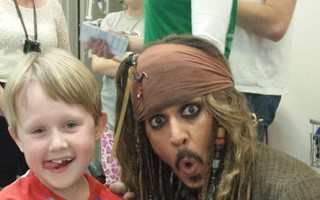 “Cướp biển” Johnny Depp được ca ngợi vì hành động đẹp
