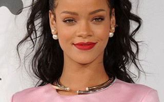 Rihanna kỷ niệm 10 năm ca hát bằng album thứ 8