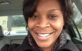 Bị cảnh sát bắt, một phụ nữ da màu Mỹ tự sát
