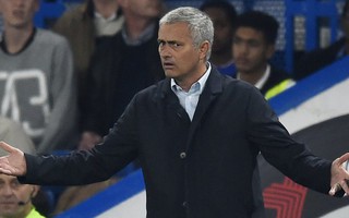 HLV Mourinho bị phạt nặng và nhận án treo