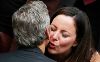 George Clooney hôn “fan” nữ sau cuộc hẹn