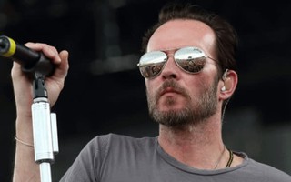 Vợ cũ Scott Weiland kêu gọi ngừng tôn vinh cái chết của chồng