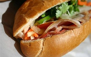 Bánh mì đắt nhất Sài Gòn, phải xếp hàng mới mua được