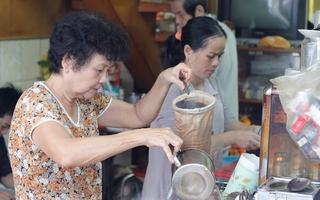 Hoài niệm Sài Gòn xưa bên ly cà phê vợt