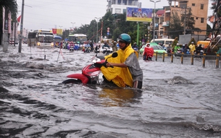 Mưa lớn, nhiều nơi ở Sài Gòn thành biển nước