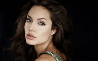 Angelina Jolie rút khỏi Tổ chức Từ thiện Halo Trust