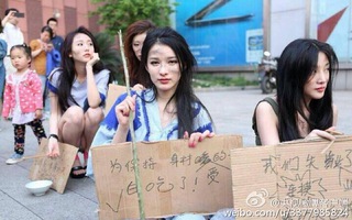 Người mẫu Trung Quốc xuống đường "ăn mày" phản đối lệnh cấm