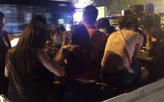 15 phút bắt 2 thanh niên đầu trần chở 8 cô gái tới quán karaoke
