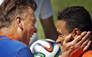 HLV  Van Gaal gây sốc khi đòi hôn Depay