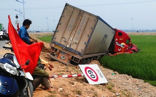 Xe container tông gãy cột điện lao xuống ruộng "ăn vạ"