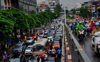 Đường Hà Nội ngập sâu, giao thông náo loạn vì mưa to